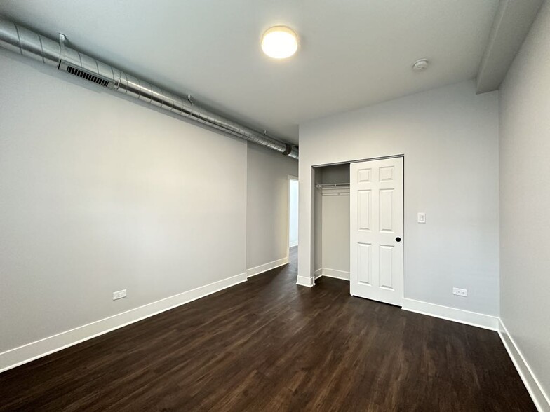 Building Photo - 2171 W Wilson Ave