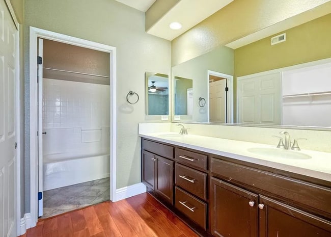 Building Photo - Three Story Townhome Overlooking Singing H...