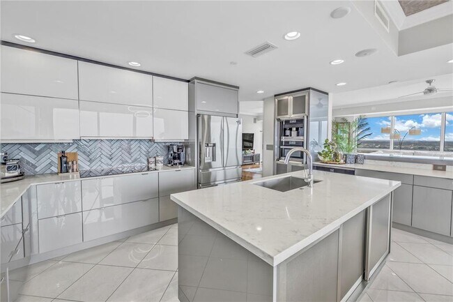 Building Photo - 400 Beach Dr NE