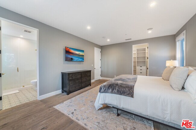 Building Photo - 846 N Orange Grove Ave