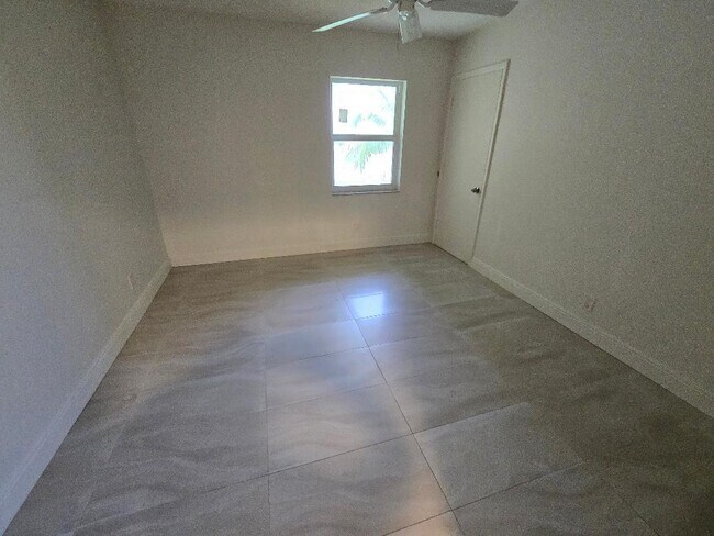 Building Photo - 960 Crystal Lake Dr