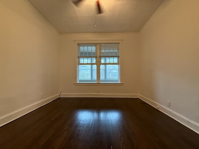 Building Photo - Rogers Park 2 Bed 1 Bath/ Dog Friendly / First Floor Unit