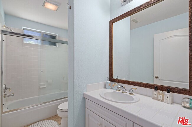 Building Photo - 682 Palisades Dr