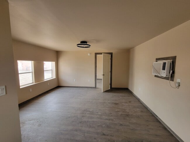 Building Photo - 1 Bedroom/1 Bath Home!
