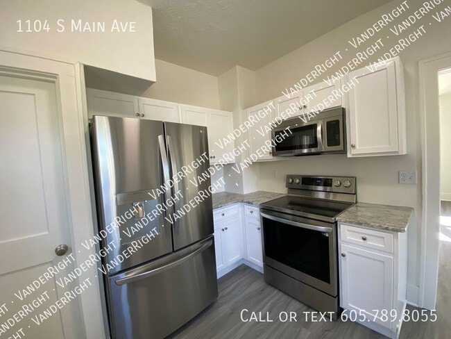 Building Photo - Charming 3 Bedroom House With Office & Fen...