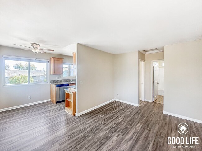 Building Photo - SD: Inviting 1BD/1BA Upper-Level Condo in Golden Hill with Laundry On-Site & Reserved Parking