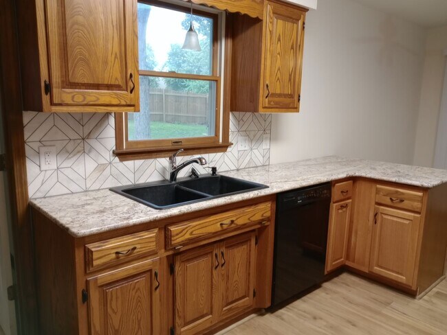 Building Photo - Charming 3 Bedroom, 2 Bath Single Family H...
