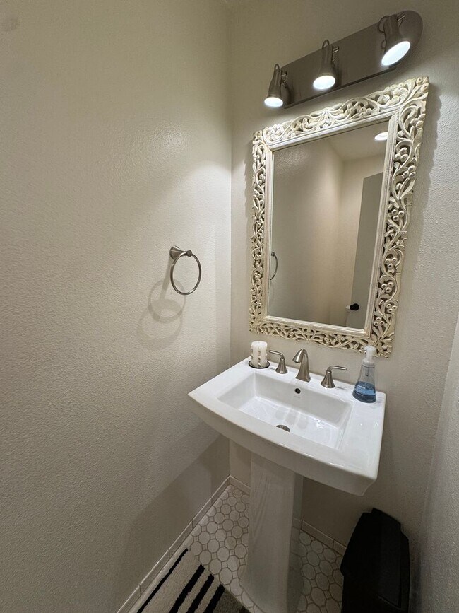 Building Photo - Light-Filled 3-Bedroom Home in Desirable Agoura Hills Community