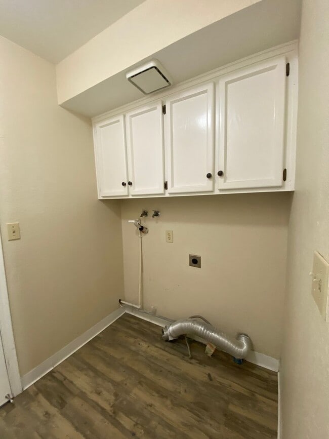 Building Photo - Danville Brookview Duet Townhouse 4 Br., 2...