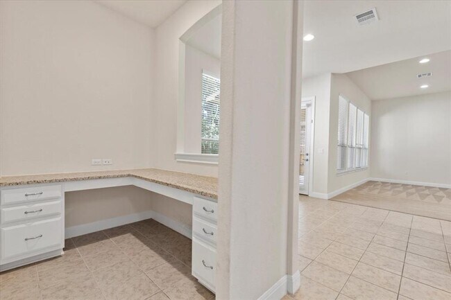 Building Photo - 10112 Lavon Bend