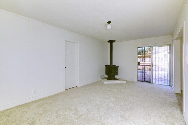 Building Photo - Modern 3 Bedroom Pool Home in Hemet