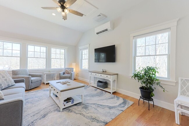 Building Photo - Newly Renovated Winter Rental on a Private...