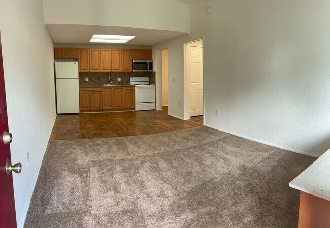 Building Photo - Spacious 1/1 in a great Tamarac location! ...