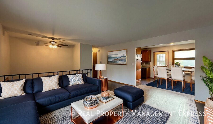 Building Photo - 4 bed 2 bath home with attached garage!