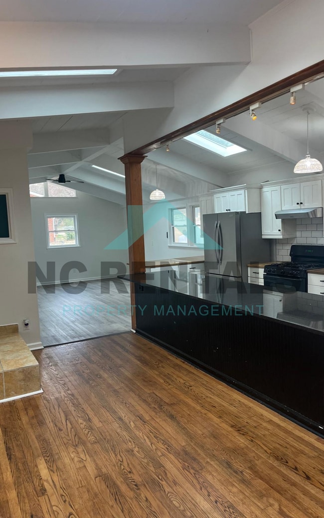 Building Photo - 1212 Red Oak Ave