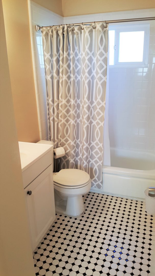 Building Photo - 3 Bedroom House in Laguna Lake Area with F...