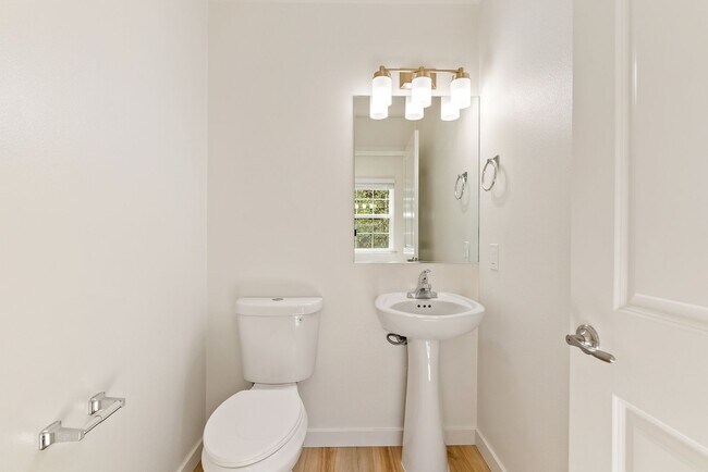 Building Photo - 2 Bedroom 1.5 Bath townhouse with private balcony and 2 car garage