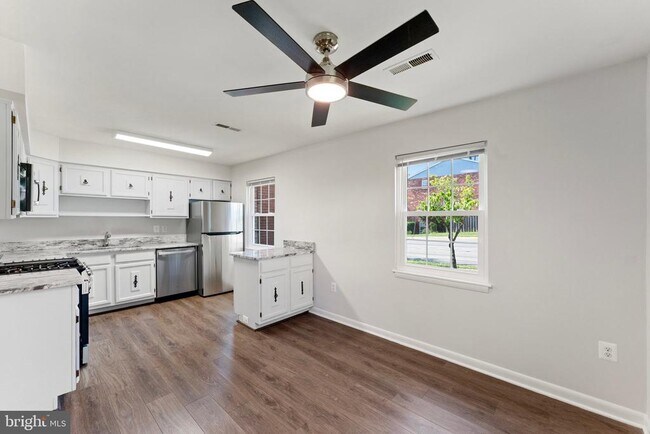 Building Photo - 15001 Cherrydale Dr