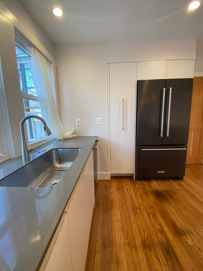 Building Photo - 4 Bedroom / 2 Bath Eastport Cape Cod