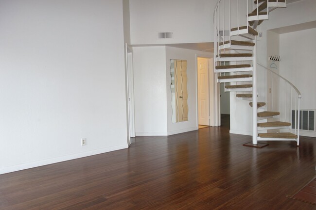 Building Photo - Stunning 2 Bed, 2 Bath Condo with Loft and...