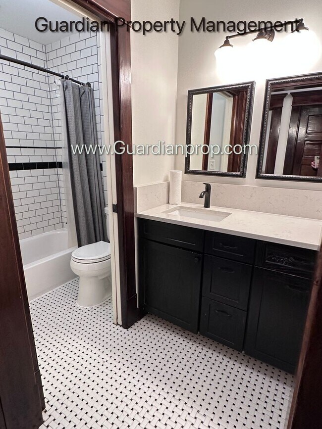 Building Photo - Spacious Condo With Office, Dishwasher, 1 Parking Space, Hardwood Floors, Free Laundry