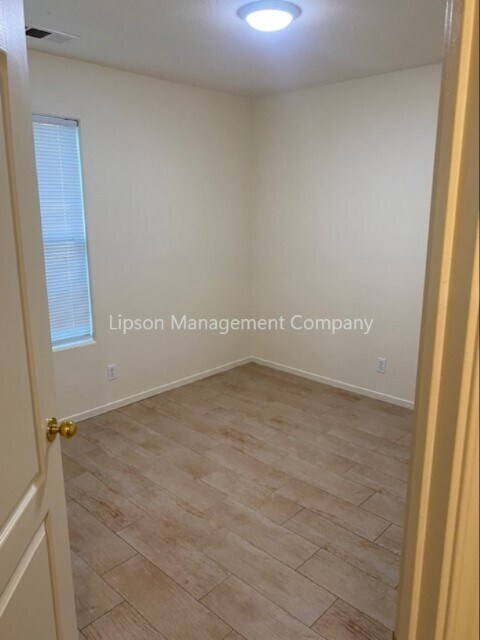 Building Photo - 1818 E Country Ct