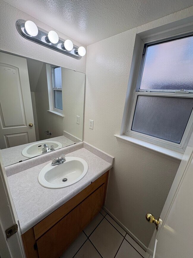 Building Photo - 2 story house in NW Visalia Available Now