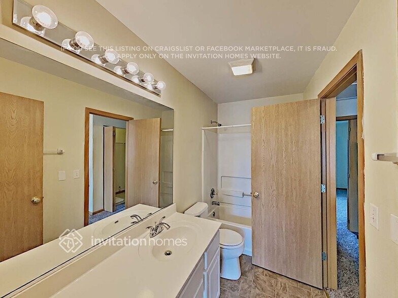 Building Photo - 2411 Oak Tree Ln
