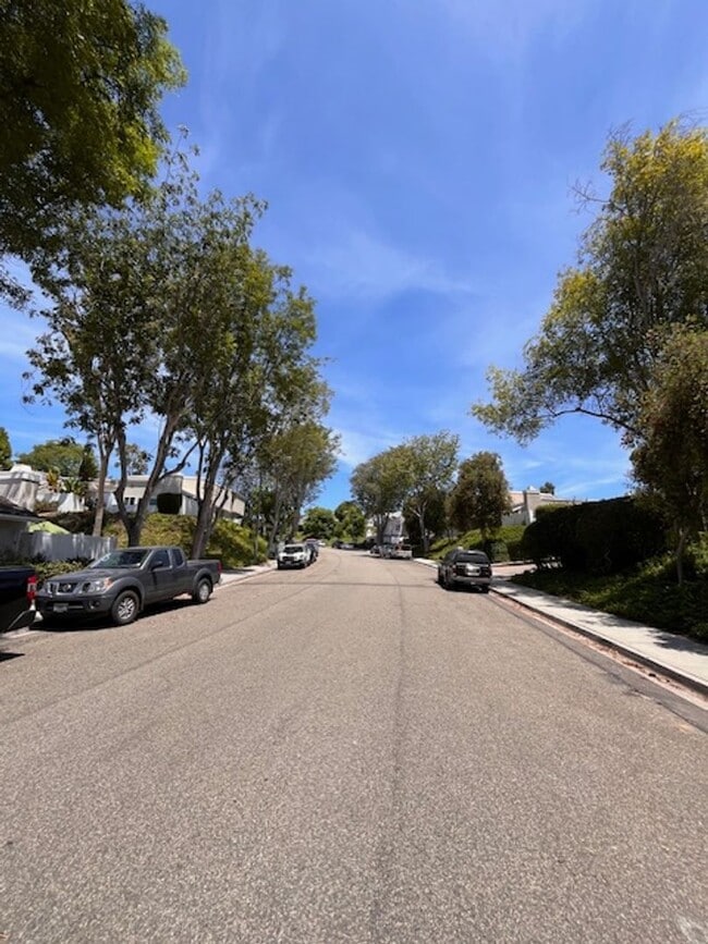 Building Photo - 3 bed 1.5 bath 2 story condo in Park Place...