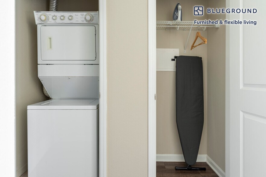 Building Photo - 5684 Bay St