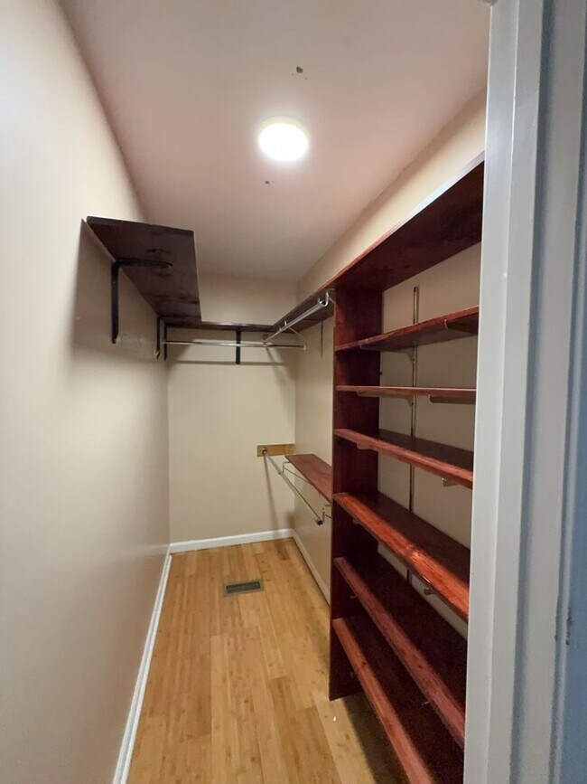 Building Photo - Justice Rd Avail for Rent!