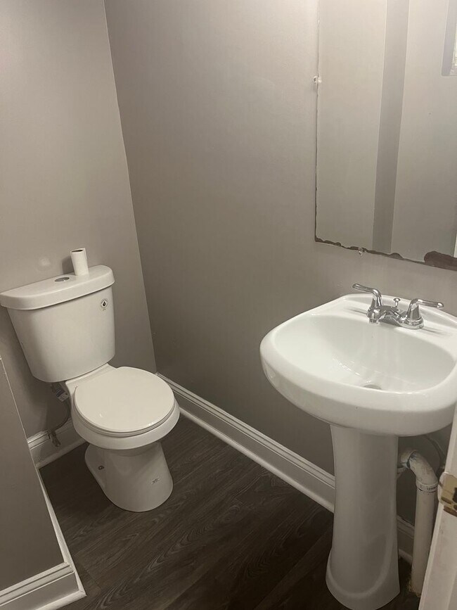 Building Photo - Spacious 3 bedroom 1.5 Bathroom Townhome