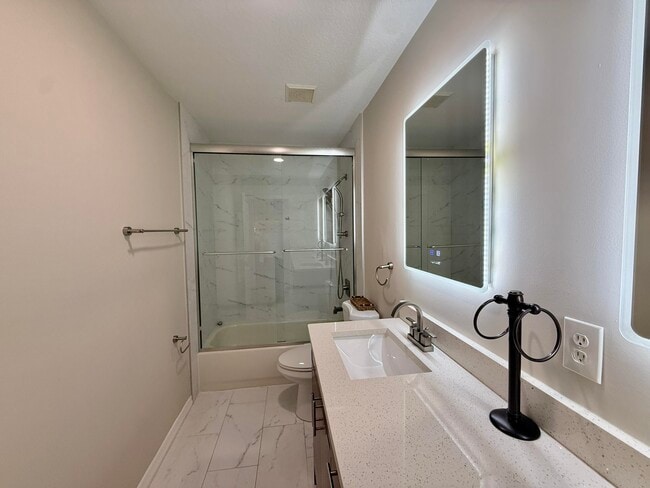 Building Photo - 212 Lone Pine Dr