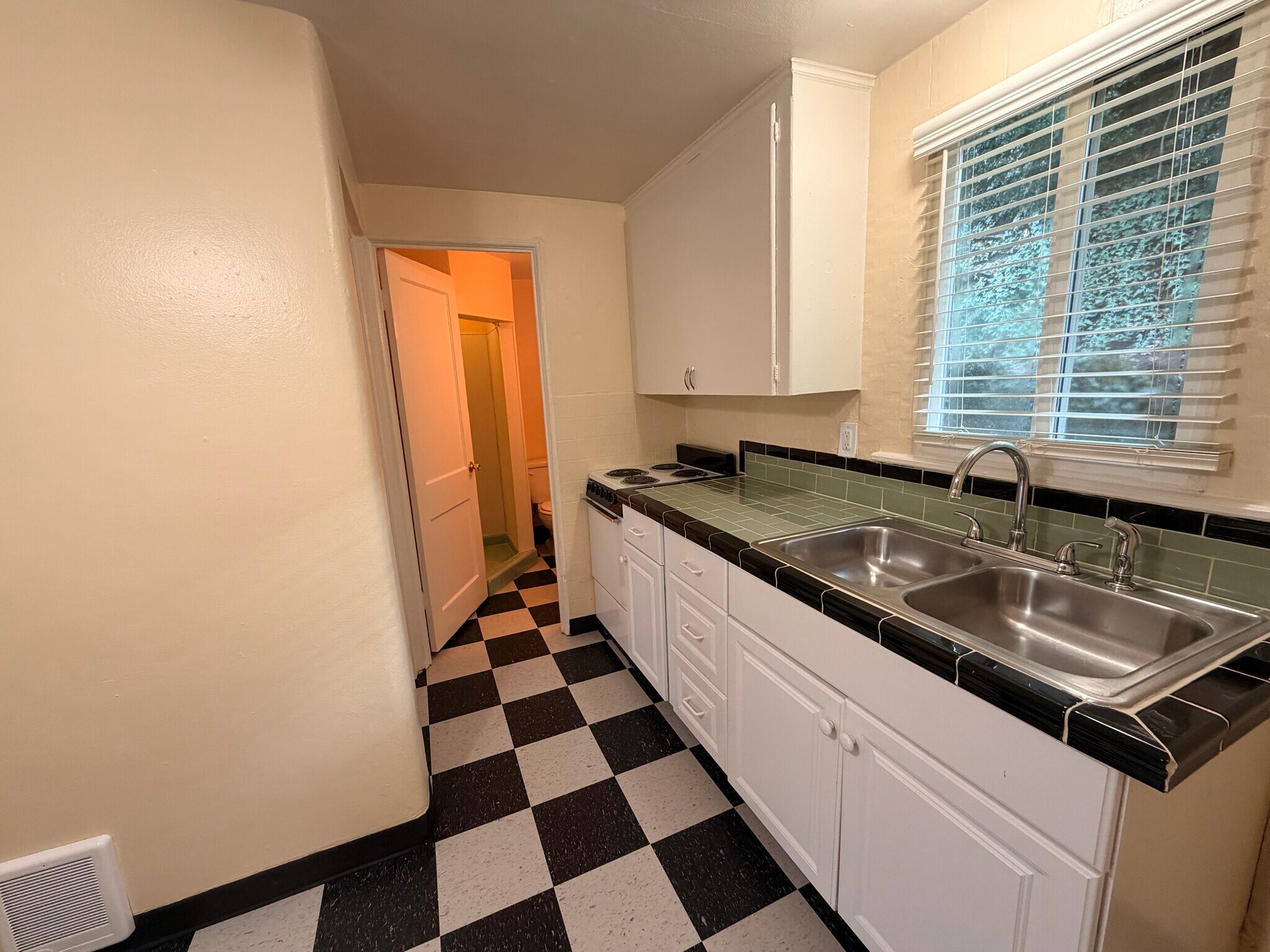 Building Photo - 11240 SW Barbur Blvd