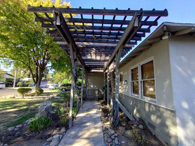 Building Photo - 210 Covena Ave