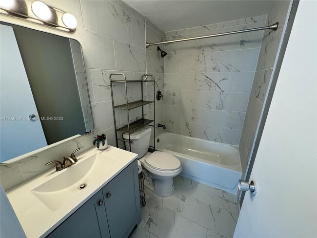 Building Photo - 801 Brickell Bay Dr