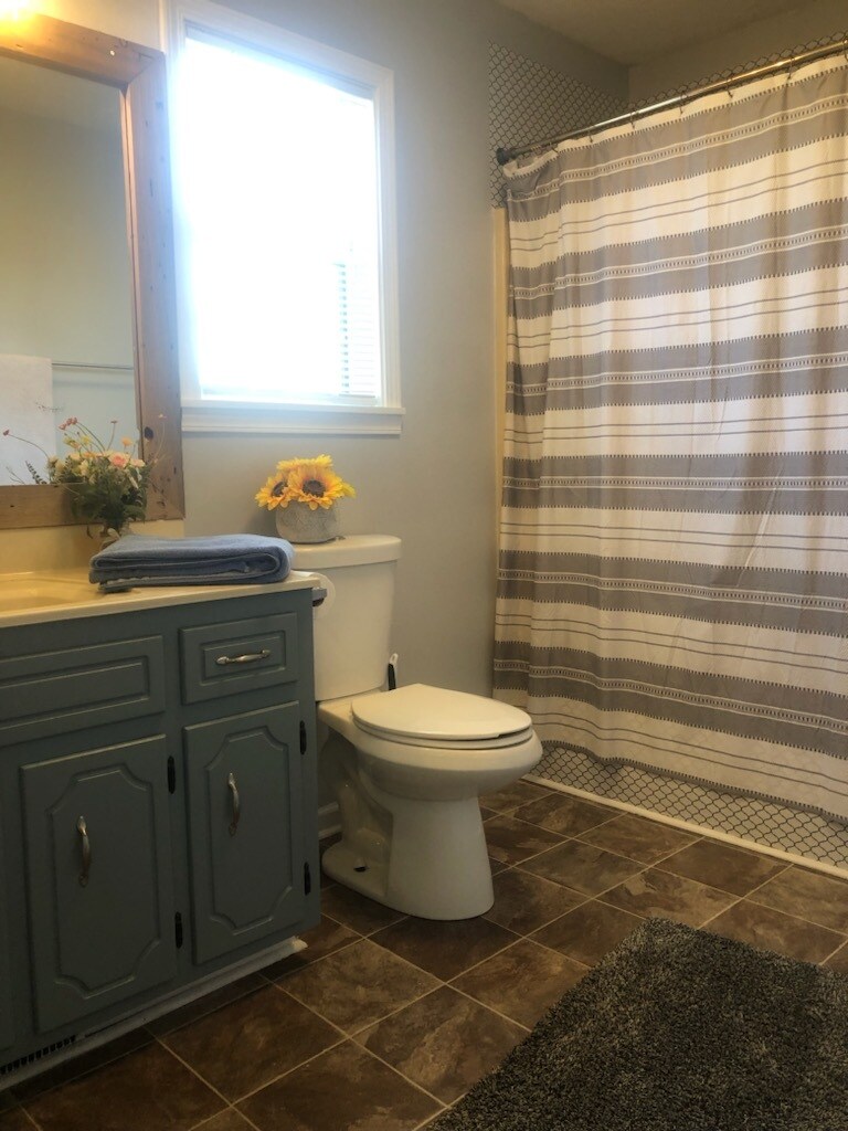 Main bathroom with bathtub/shower combination - 210 Golden Pond Ave