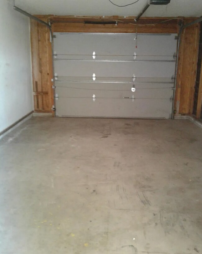 Building Photo - Duplex 2/2/1 - Long term - unfurnished