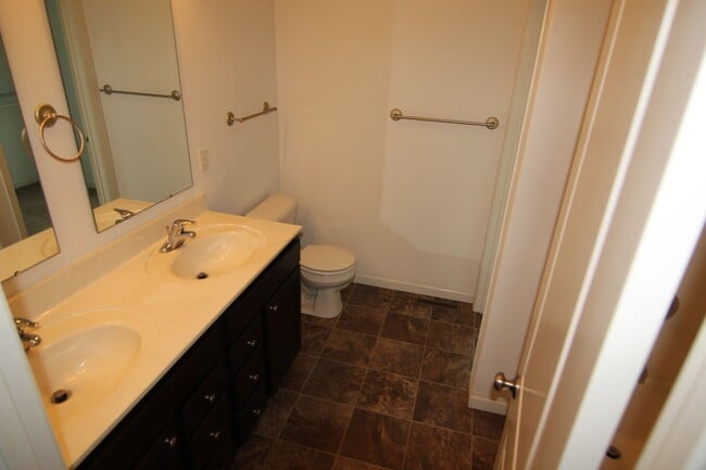 Building Photo - 4 bed/3 bath Split-foyer. Great Location!