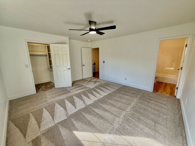 Building Photo - Remodeled 3-BR Lexington Townhome - End Unit