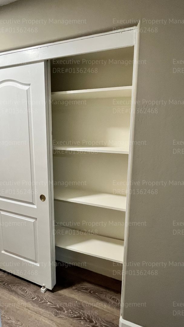 Building Photo - Spacious 3 bedroom, 2.5 bathroom townhome....