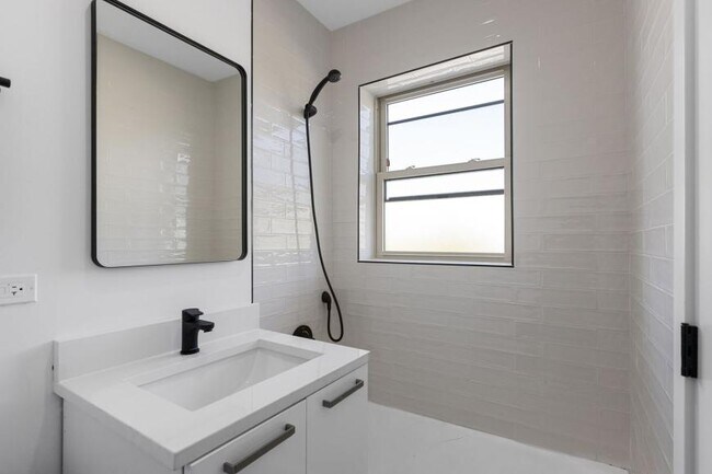 Building Photo - 2 bedroom in Chicago IL 60660