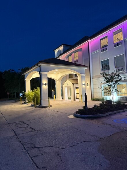 Primary Photo - Pinnacle Residences