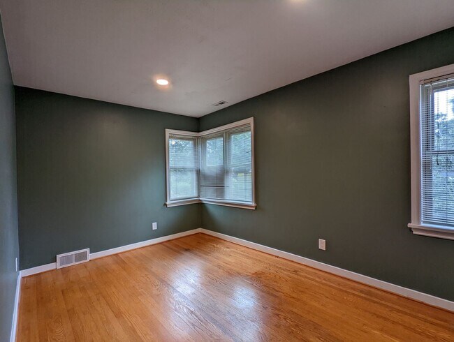 Building Photo - 4 br, 3 bath House - 2350 Boyer Ave E