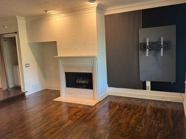 Building Photo - Large Executive Gated Carrollwood Townhome
