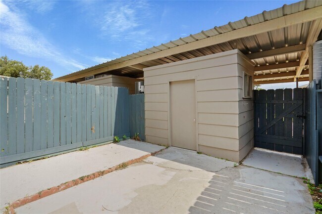 Building Photo - 12873 High Star Dr