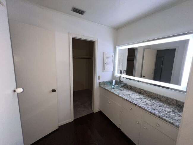 Building Photo - Townhome