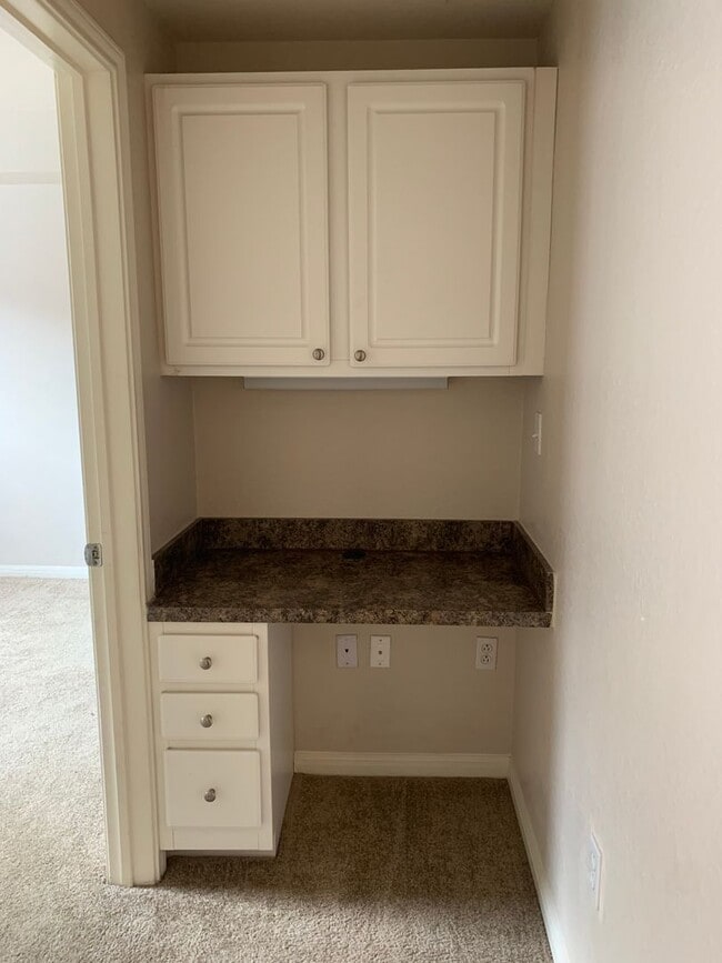 Building Photo - 1x1 A2 Sunroom, top floor unit! New floori...