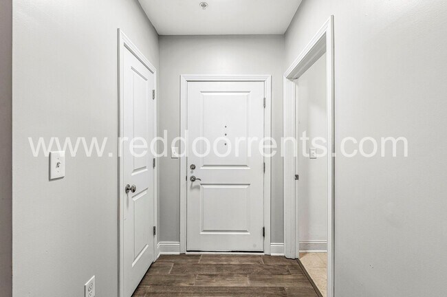 Building Photo - Coming Soon! – 1 Bed | 1.5 Bath Home in th...