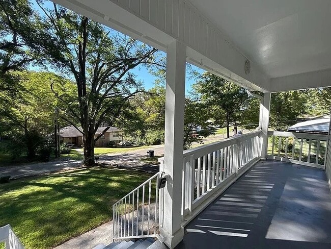 Building Photo - Beautiful 3 bedroom 2 bath home with views!